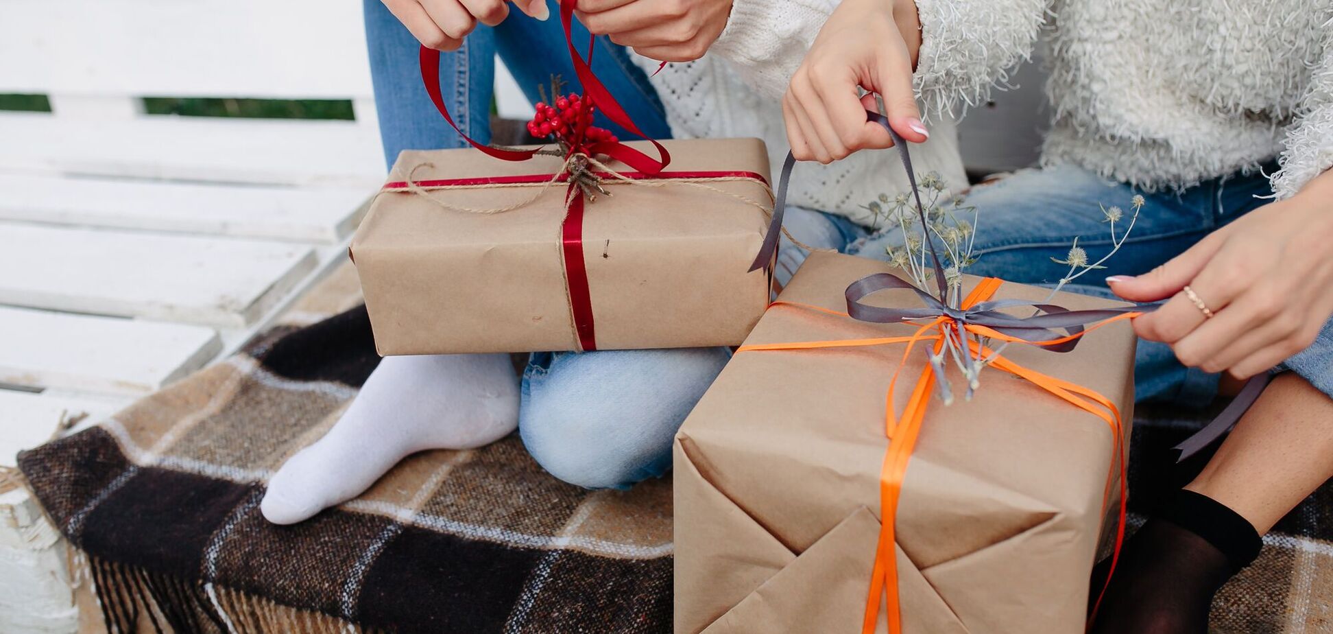 Як гарно та охайно запакувати подарунки на Різдво та Новий рік: інструкція