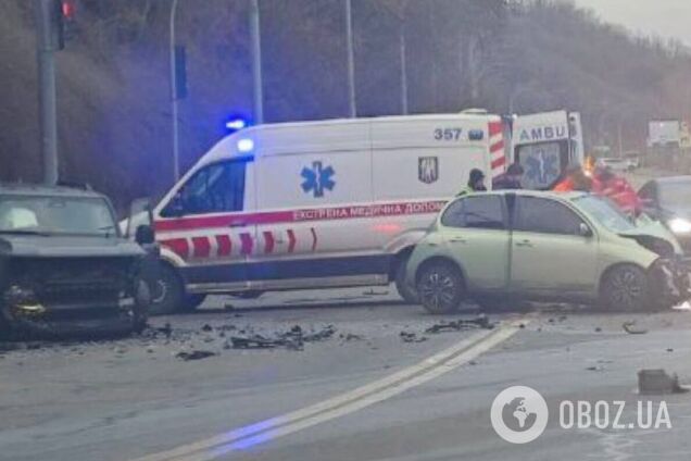 Дорога усіяна уламками: у Києві на Печерську зіткнулись два легковики, є постраждалі. Фото