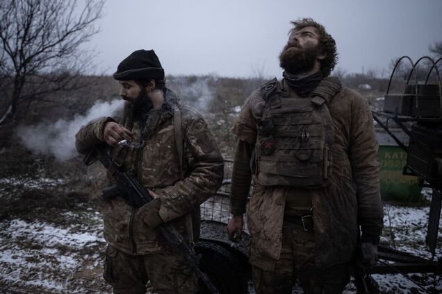 'Самая тяжелая работа ever': сеть тронули фото пехотинцев, которые удерживали позицию 130 дней и вывезли пленного