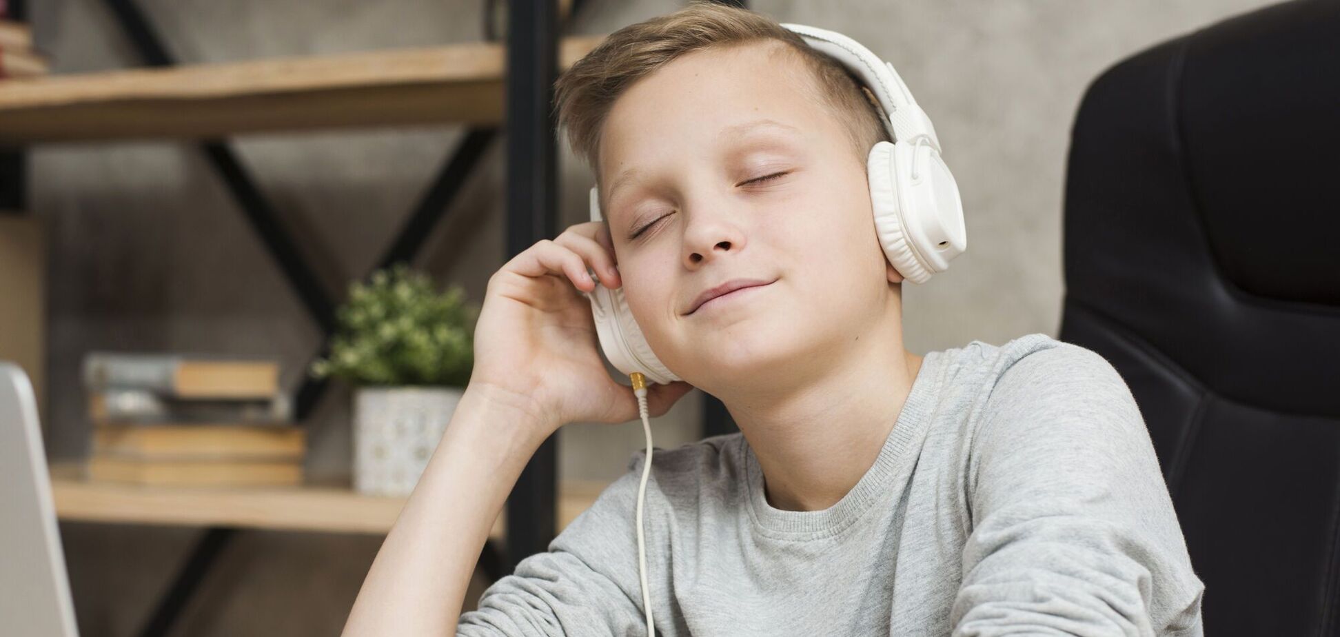 'Діти ж не виймають навушників із вух!' Освітянин пояснив, чому не можна скасовувати уроки музики в школі