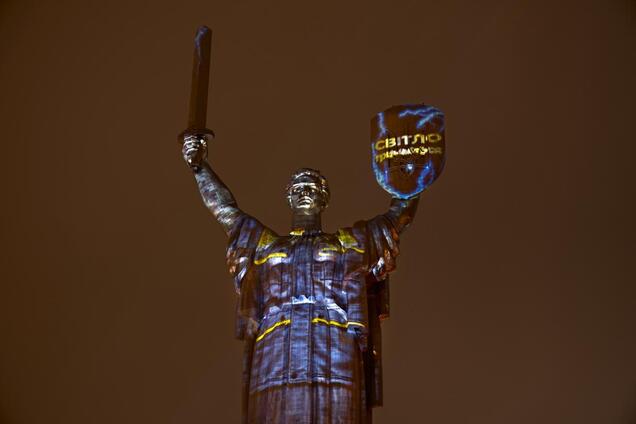 Свет держится: накануне Дня энергетика в Киеве символически подсветили 'Родину-мать'