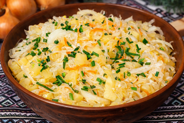 Стоит только смешать квашеную капусту с этим – салат получается особенно вкусным