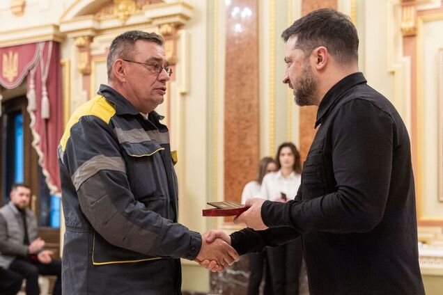 Зеленський нагородив 10 енергетиків ДТЕК за повернення світла після обстрілів