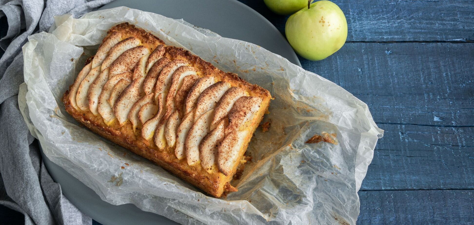 Смачний яблучно-морквяний пиріг дітям до чаю: варіант дуже пухкої та смачної випічки