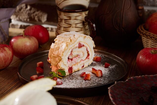 Пухкий яблучний рулет до чаю: готується за лічені хвилини
