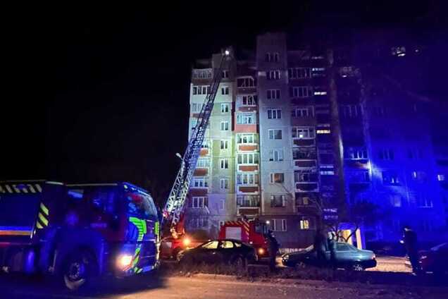 У Чернігові російський дрон влучив у багатоквартирний будинок: виникла пожежа, вибито вікна. Фото і відео