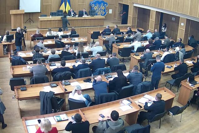 'Бурштин знайшли, то, може, й золото знайдуть': меру Ужгорода на сесії міськради вручили лопату. Відео