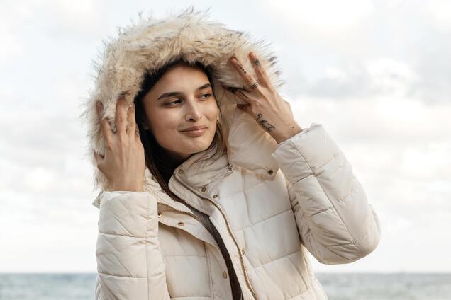 Ви носите пуховик неправильно! Дівчина показала, як потрібно одягати капюшон, і зібрала мільйони переглядів