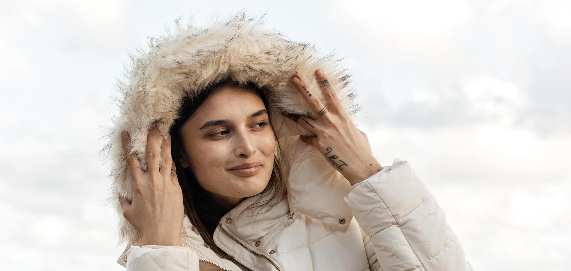 Ви носите пуховик неправильно! Дівчина показала, як потрібно одягати капюшон, і зібрала мільйони переглядів