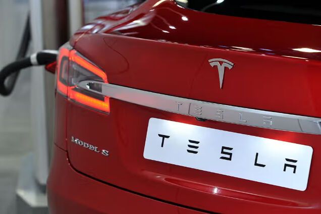 Чи є червоні покажчики повороту в авто порушенням: суд ухвалив рішення