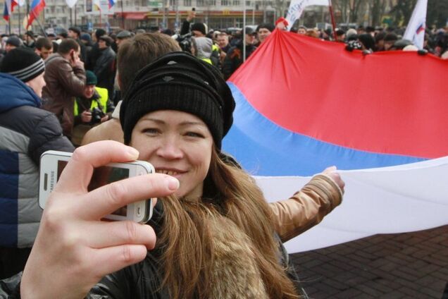 Обходят санкции: россияне массово получают румынские паспорта по поддельным документам – Le Monde