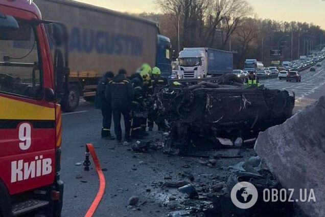 У Києві Porsche Cayenne в’їхав у бетонну огорожу, є загиблий: ДТП зафіксувала камера. Фото та відео