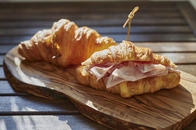 Домашні листкові круасани нашвидкуруч: додайте всередину сир та улюблену ковбасу