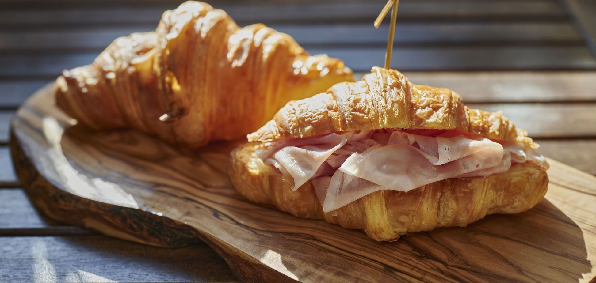 Домашні листкові круасани нашвидкуруч: додайте всередину сир та улюблену ковбасу