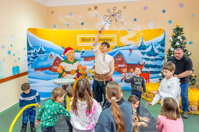 Традиція турботи та добра: Фонд Ріната Ахметова влаштував у Дніпрі свято для дітей із прифронтових територій