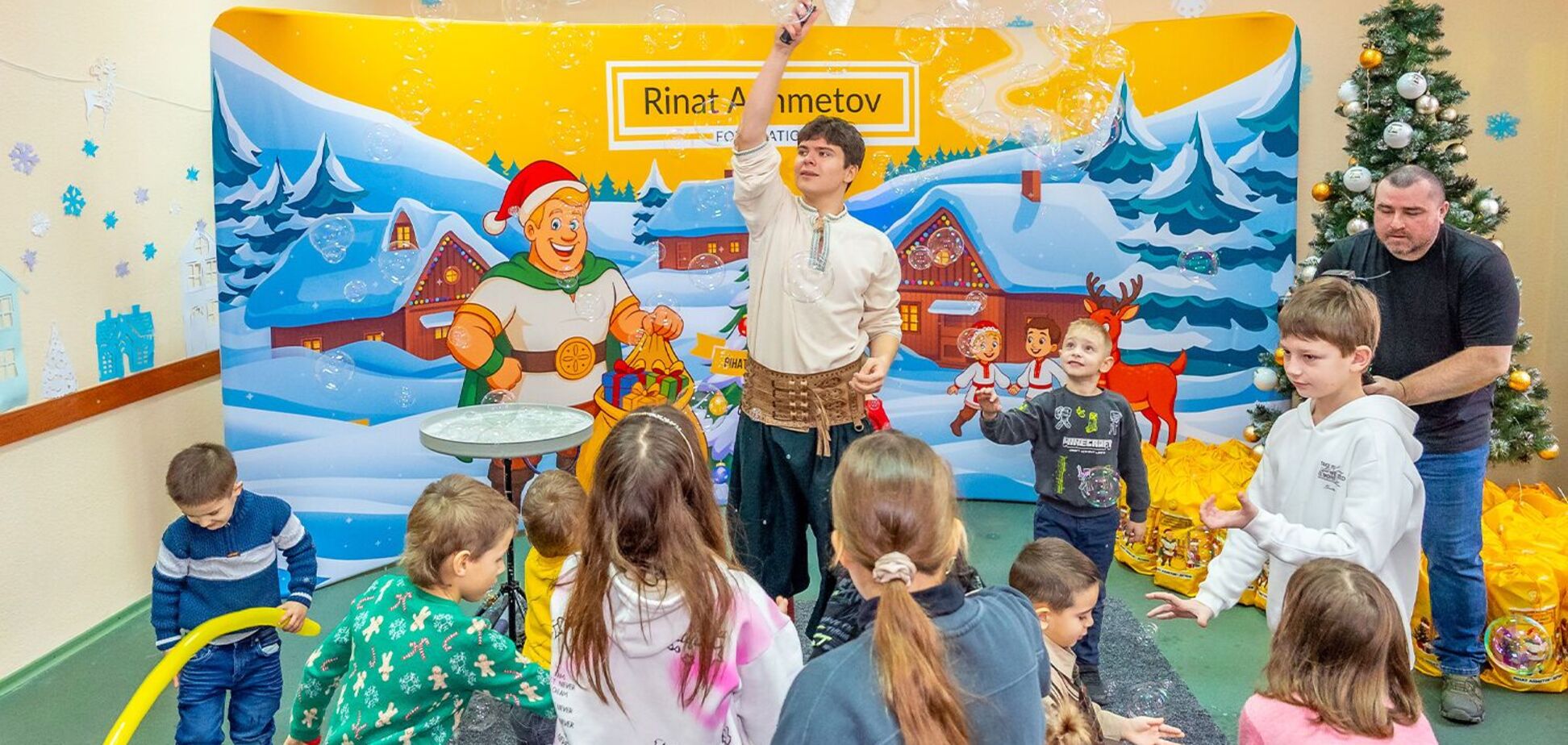 Традиция заботы и добра: Фонд Рината Ахметова устроил в Днепре праздник для детей с прифронтовых территорий