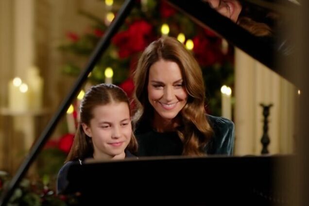 10-річна принцеса Шарлотта влаштувала сюрприз на різдвяній службі Кейт Міддлтон і стала зіркою мережі. Відео