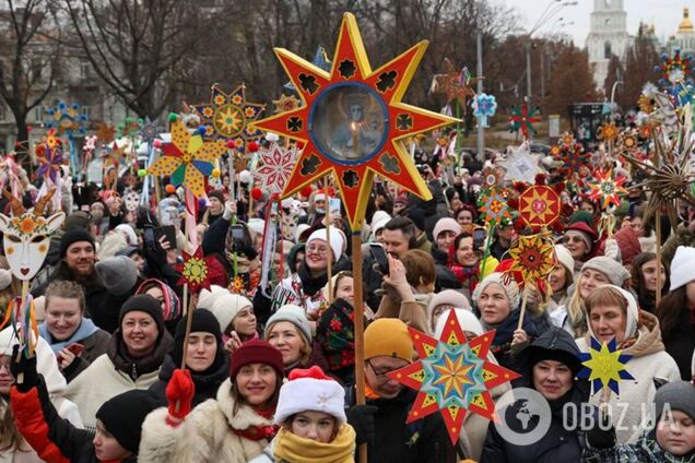 Колядки, народні костюми та зірки в руках: у центрі Києва пройшла Різдвяна хода. Фото та відео