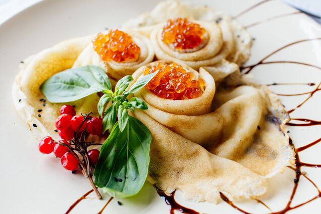 Лучше, чем на молоке: тонкие и эластичные блины из яиц и сметаны за 10 минут