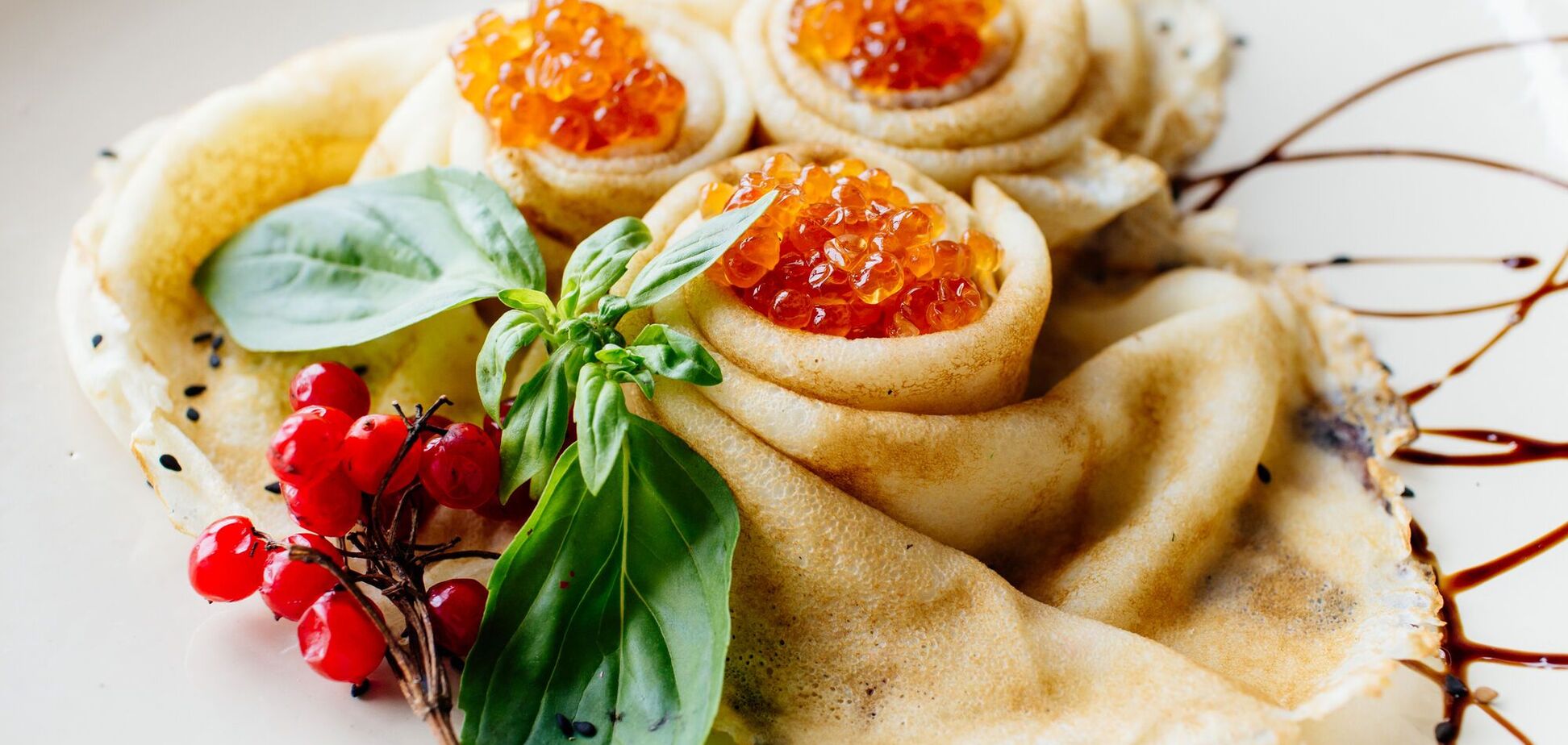 Лучше, чем на молоке: тонкие и эластичные блины из яиц и сметаны за 10 минут