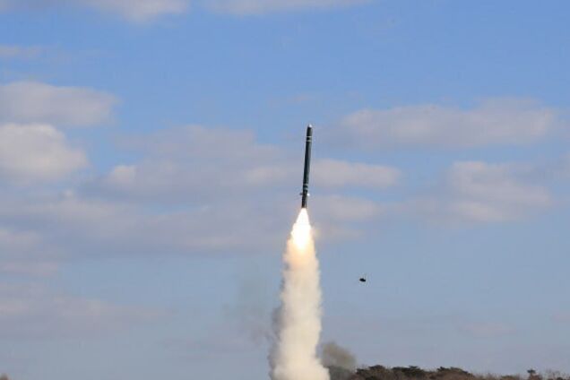 КНДР провела випробування нової ракети великої дальності: пуском керував Кім Чен Ин