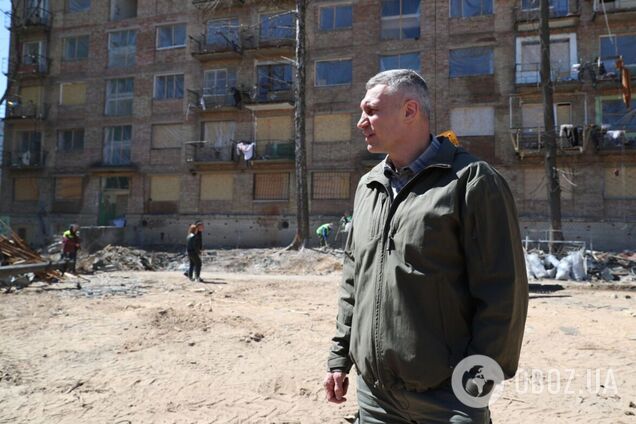 Город системно восстанавливает жилье: Кличко показал, как ремонтируют поврежденные обстрелами РФ дома Киева. Видео