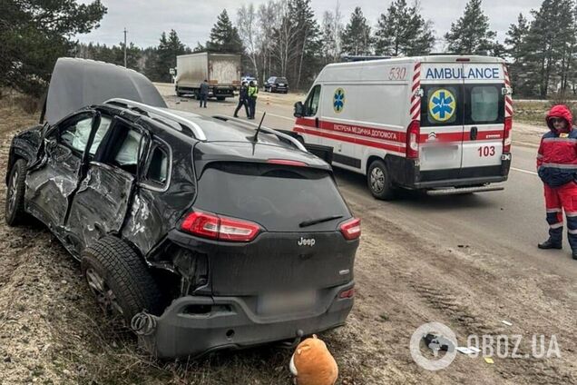На Київщині зіткнулись Jeep та вантажівка: одна дитина загинула, а ще двох госпіталізували. Подробиці та фото