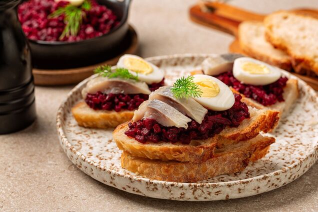 Святкові бутерброди з буряком та оселедцем: готуються простіше за звичну 'Шубу'