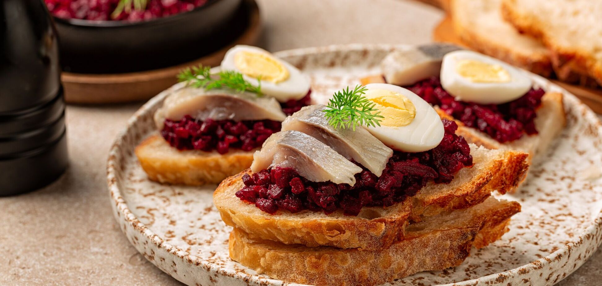 Святкові бутерброди з буряком та оселедцем: готуються простіше за звичну 'Шубу'