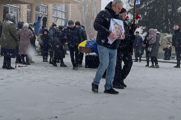 Без отца осталась маленькая дочь: в Черкасской области попрощались с воином, который погиб в Донецкой области. Фото