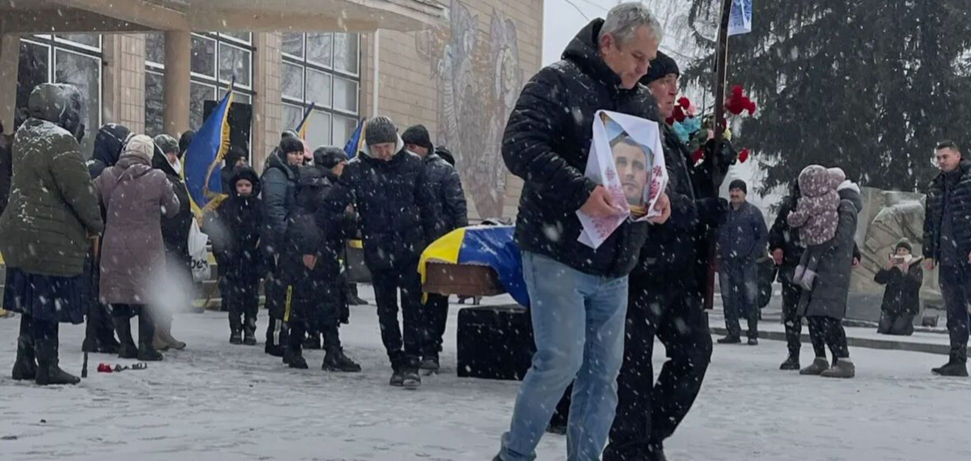 Без отца осталась маленькая дочь: в Черкасской области попрощались с воином, который погиб в Донецкой области. Фото