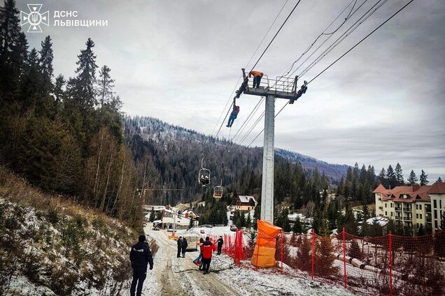 На горе Захар Беркут остановился кресельный подъемник с десятками людей: на место вызвали спасателей. Фото