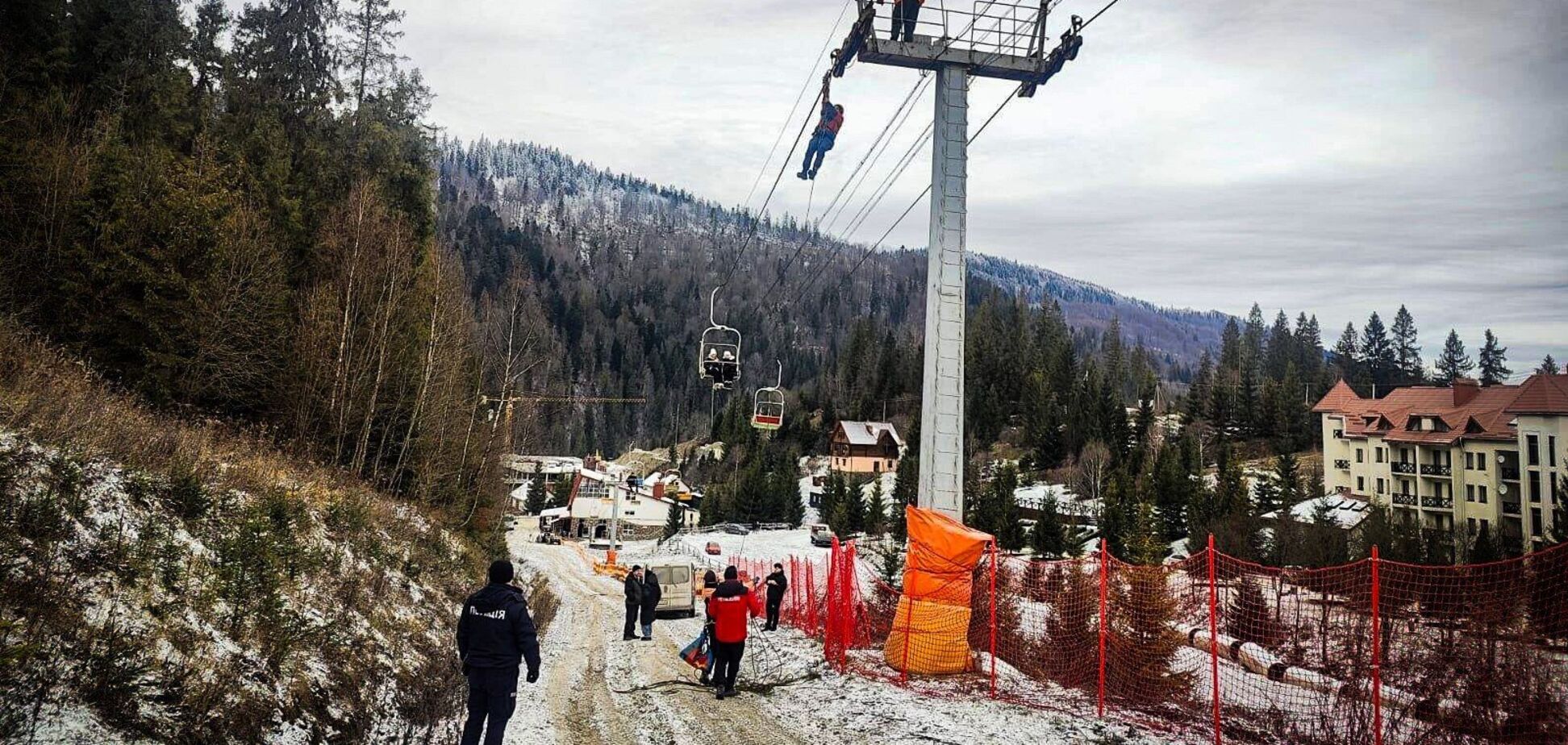 На горе Захар Беркут остановился кресельный подъемник с десятками людей: на место вызвали спасателей. Фото