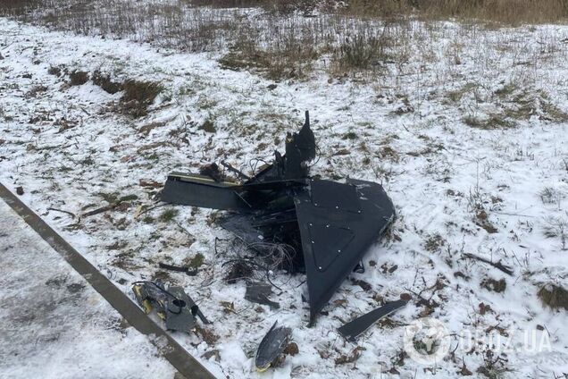 В Киеве после российской атаки люди находят обломки 'Шахедов'. Фото и видео