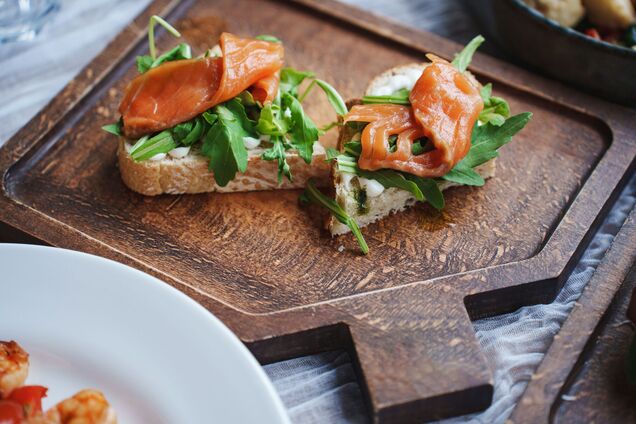 Бутерброды с красной рыбой по-новому: как оригинально подать любимую закуску на Новый год