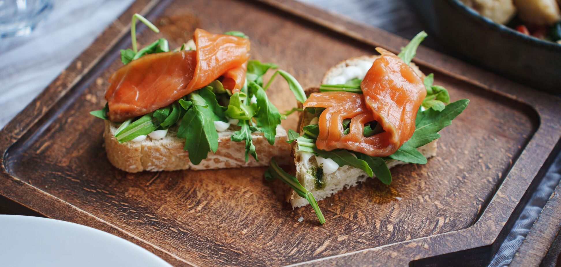 Бутерброды с красной рыбой по-новому: как оригинально подать любимую закуску на Новый год