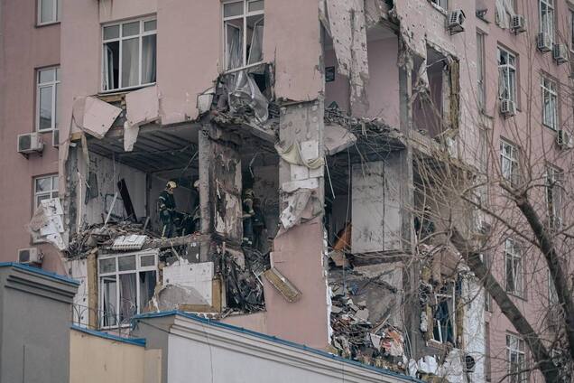 Столица страдала от вражеского обстрела: в полиции показали, как спасали людей. Видео