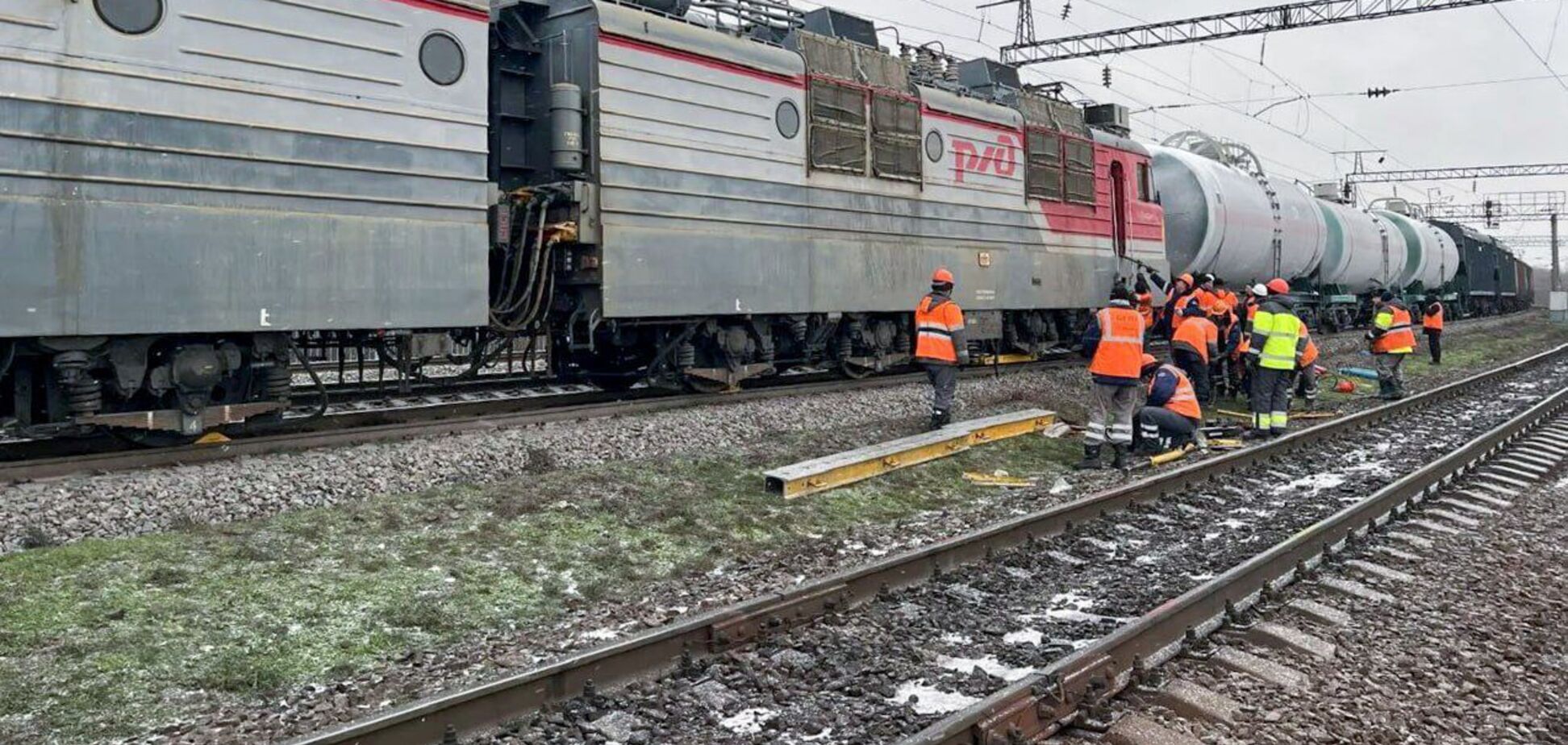 В Ростовской области РФ сошел с рельсов локомотив: фото