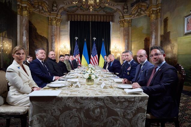 Журналістів попросили 'вийти поїсти щось на вулиці': чим Трамп частував Зеленського в Маямі. Відео
