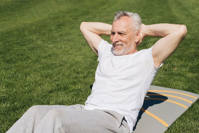 Як отримати міцне тіло без залу: щоденні вправи для чоловіків 55+
