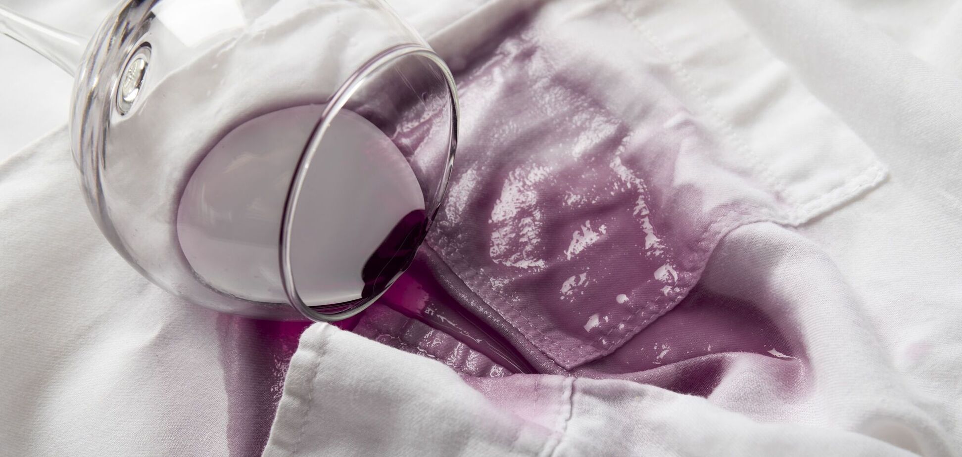 Вино, жир, шоколад: як швидко позбутися 'різдвяних' плям на одязі