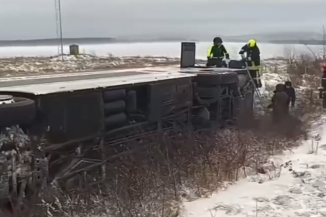 На Івано-Франківщині рейсовий автобус потрапив у ДТП: є жертва, серед постраждалих – діти. Відео