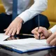 Иллюстрация: люди подписывают документы