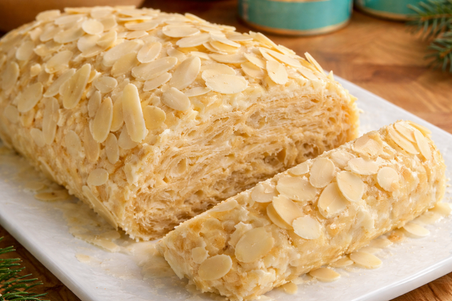 Рулет 'Наполеон' для праздничного стола: готовится значительно проще классического торта