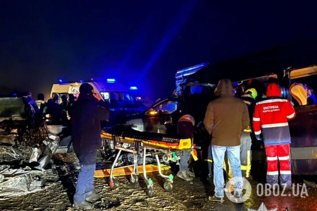 На Київщині водій маршрутки вилетів на зустрічну і зіткнувся з двома авто: є жертва, 13 людей постраждали. Фото