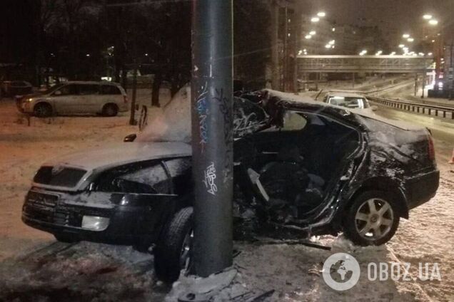В Киеве легковушку 'намотало' на опору билборда: есть погибший и пострадавшие. Подробности, фото и видео