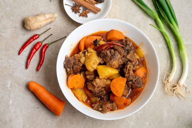 Тушкована картопля з м'ясом на обід: як приготувати