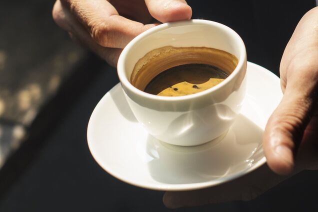 Ілюстрація - чоловік тримає в руках чашку кави