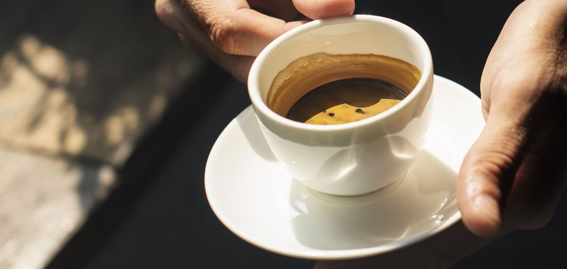 Ілюстрація - чоловік тримає в руках чашку кави