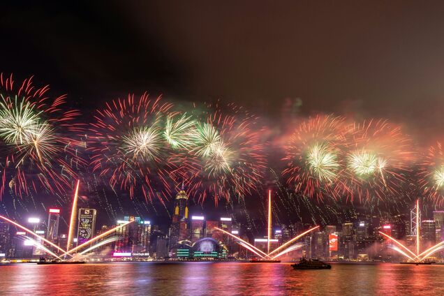 Йдуть на цвинтар, у лазню і палять бочки: як святкують Новий рік у різних країнах світу